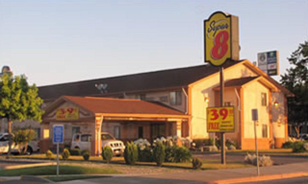 Super 8 By Wyndham Уиллоус Экстерьер фото